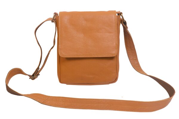 Old money hunter leather shoulder bag